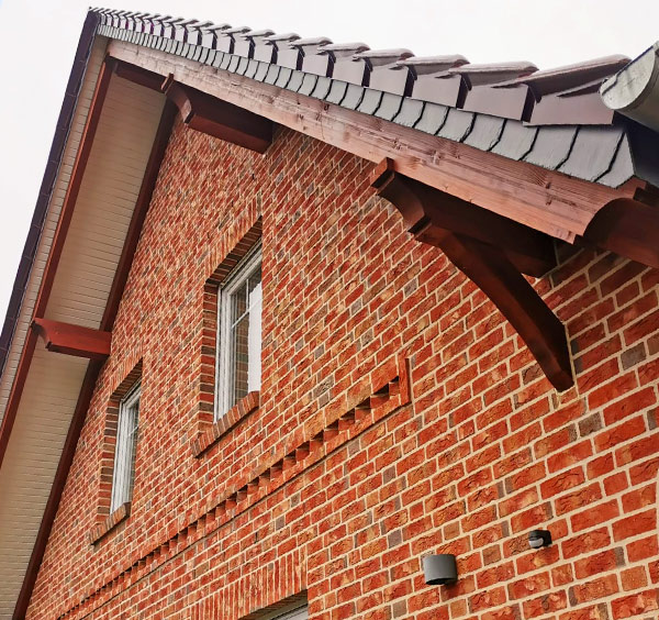 Dachdecker Ratzeburg - Traditioneneller Holzbau mit Details am Giebel