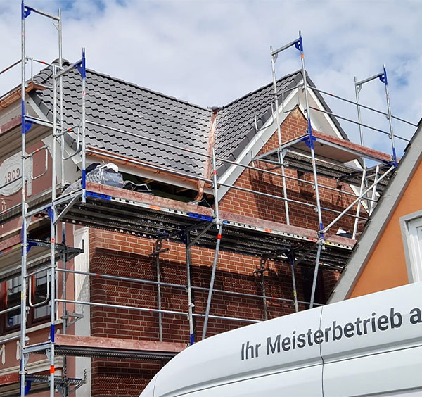 Dachdecker Bad Segeberg - Energetische Dachsanierung mit Gerüst in Bad Segeberg
