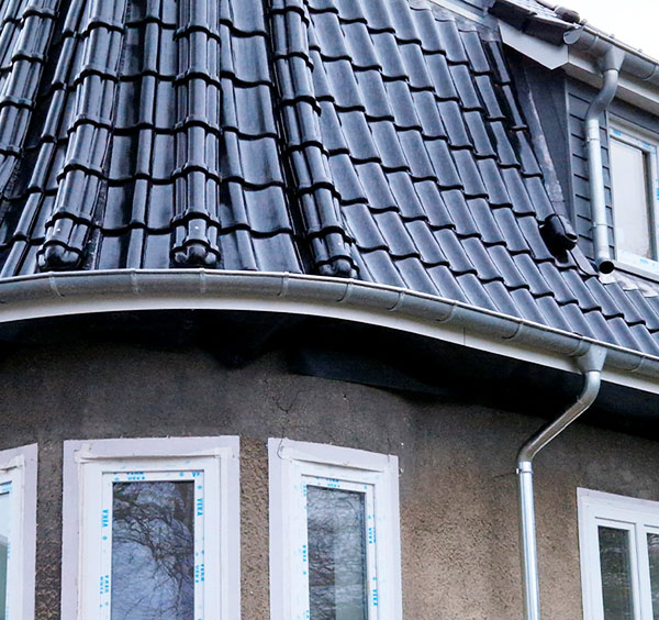 Dachdecker Bargteheide - fertige Dachsanierung mit anthraziten Dachziegel hochglänzend